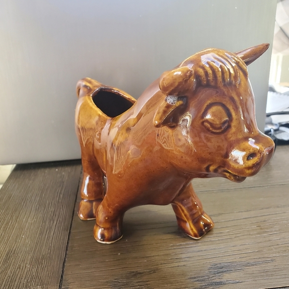 Mid-Century bull ceramic statue. Brush-McCoy Pottery Circa 1960s-1970s. - Picture 6 of 12